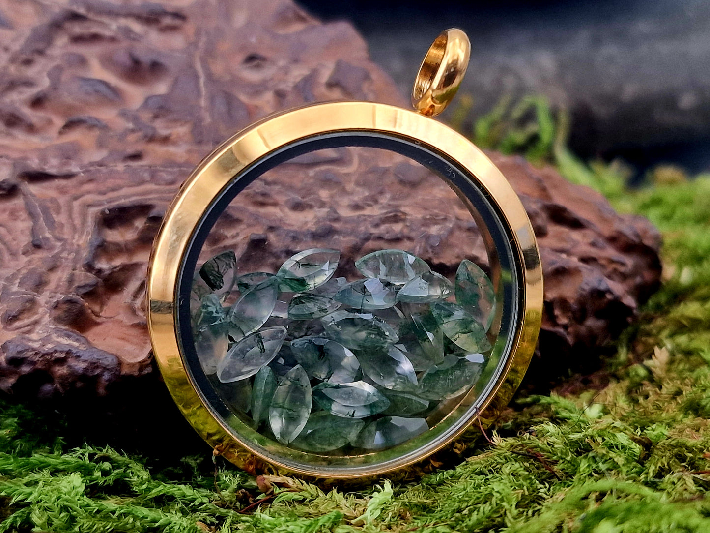 Edelstahl/Glas Anhänger in gelbgoldener Farbe, gefüllt mit facettierten Moosachaten, 3cm Durchmesser, von Hand individualisiert, Nr. 125, Kette im Lieferumfang enthalten
