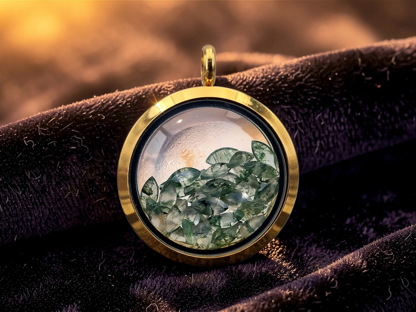 Edelstahl/Glas Anhänger in gelbgoldener Farbe, gefüllt mit facettierten Moosachaten, 3cm Durchmesser, von Hand individualisiert, Nr. 125, Kette im Lieferumfang enthalten