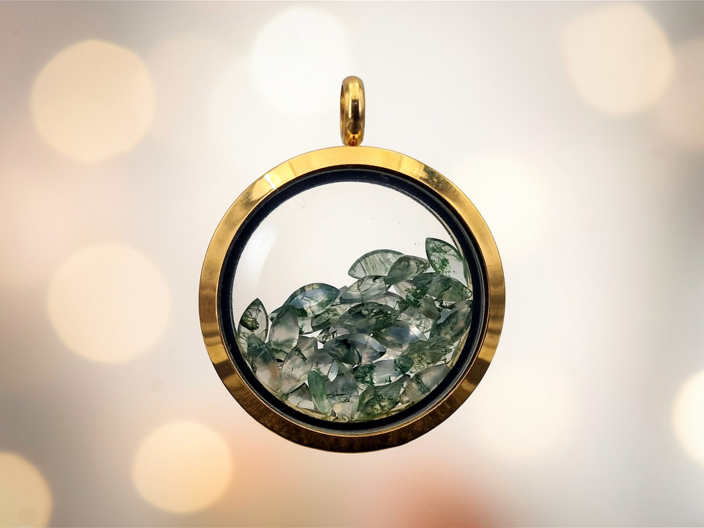Edelstahl/Glas Anhänger in gelbgoldener Farbe, gefüllt mit facettierten Moosachaten, 3cm Durchmesser, von Hand individualisiert, Nr. 125, Kette im Lieferumfang enthalten