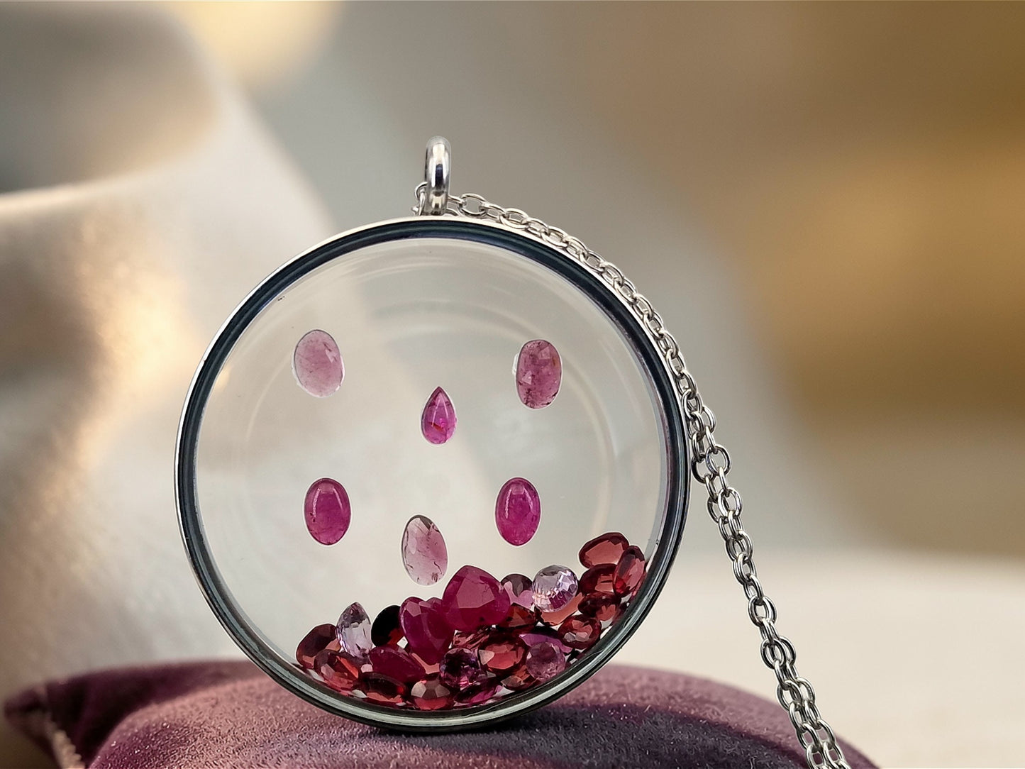 Silberfarbener Edelstahl/Glas Anhänger, beidseitig tragbar, mit facettierten Rubinen und Turmalinen gefüllt, 4,5cm Durchmesser, von Hand individualisiert, Nr. 126, Kette im Lieferumfang enthalten