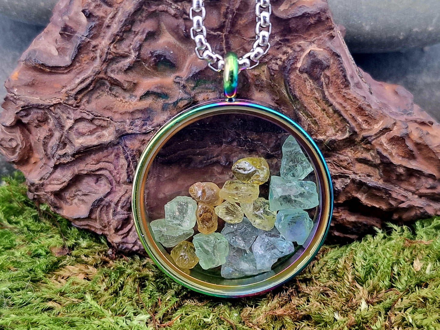 Bunt eloxierter Edelstahl/Glas Anhänger, 3cm Durchmesser, gefüllt mit Kornerrupiern und Maligranat Rohsteinen, 3 cm Durchmesser, Nr.127, von Hand individualisiert, silberfarbene Edelstahlkette im Lieferumfang enthalten