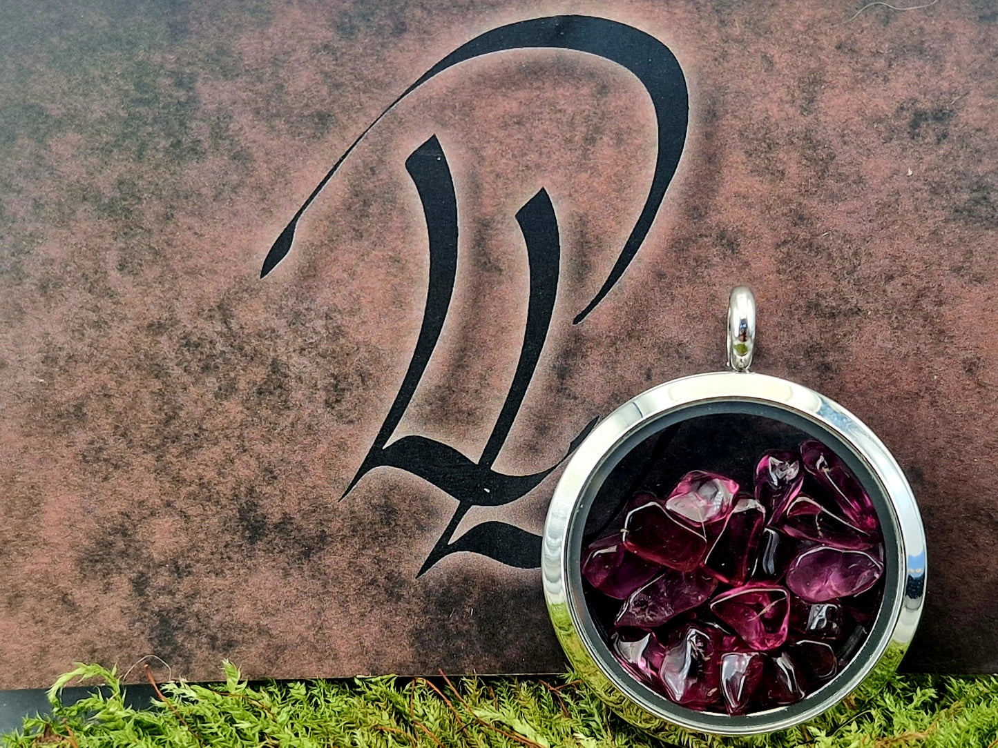 Silberfarbener Edelstahl/Glas Anhänger, gefüllt mit getrommeltem Granat, Nr.128, beidseitig tragbar, von Hand individualisiert, Kette im Lieferumfang enthalten, 3cm Durchmesser