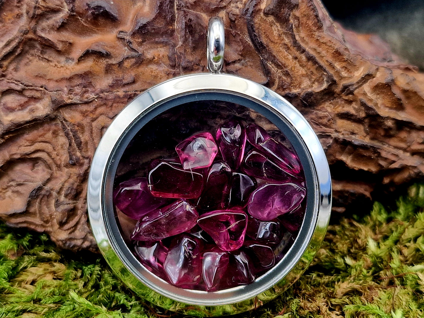 Silberfarbener Edelstahl/Glas Anhänger, gefüllt mit getrommeltem Granat, Nr.128, beidseitig tragbar, von Hand individualisiert, Kette im Lieferumfang enthalten, 3cm Durchmesser