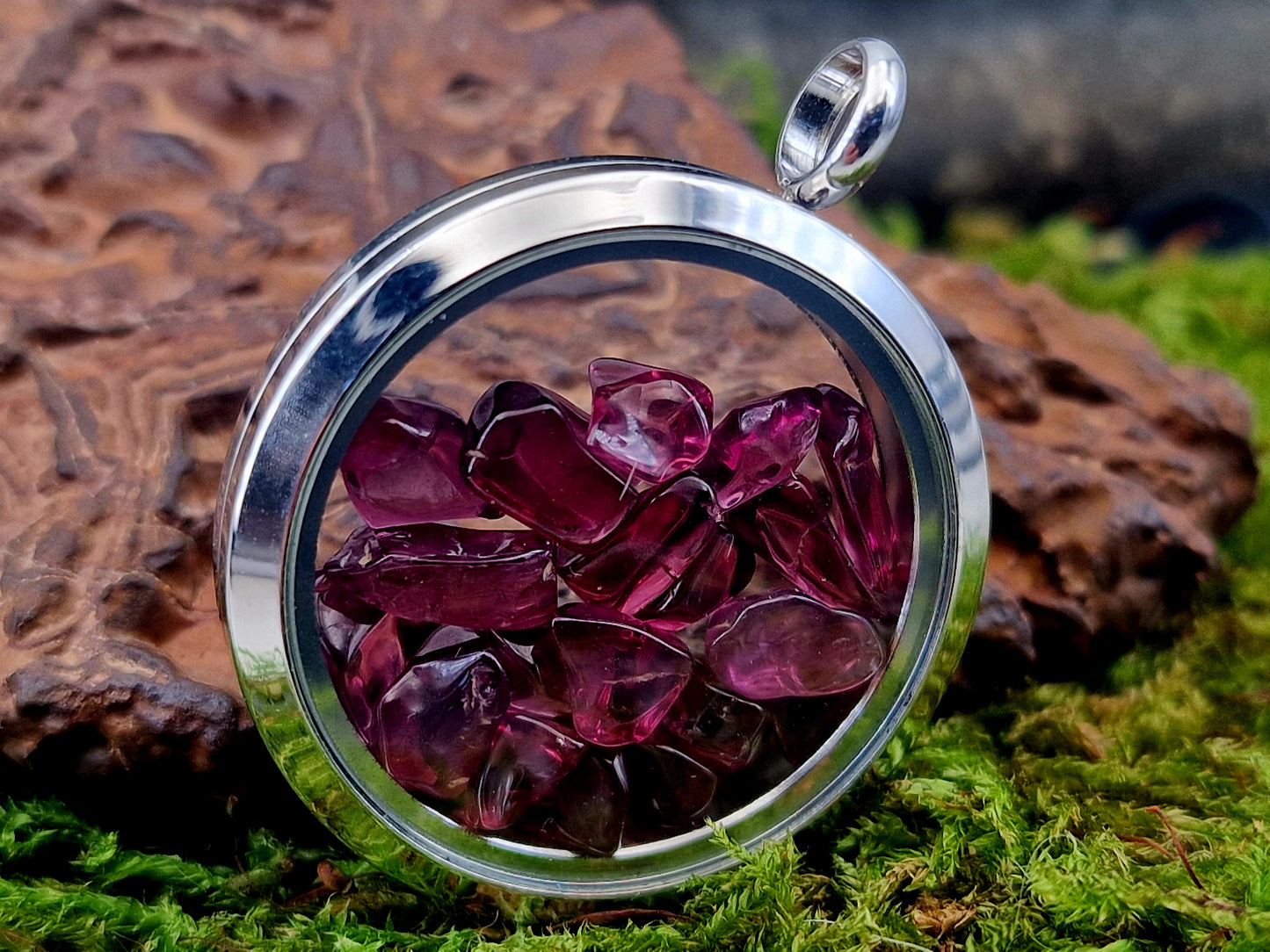 Silberfarbener Edelstahl/Glas Anhänger, gefüllt mit getrommeltem Granat, Nr.128, beidseitig tragbar, von Hand individualisiert, Kette im Lieferumfang enthalten, 3cm Durchmesser