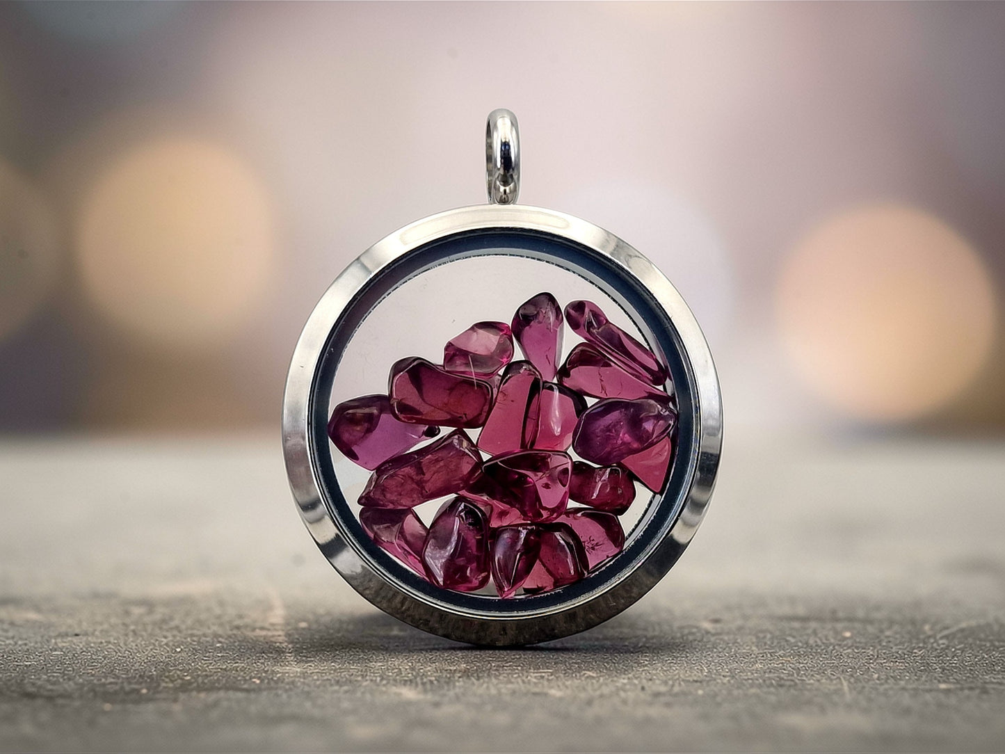 Silberfarbener Edelstahl/Glas Anhänger, gefüllt mit getrommeltem Granat, Nr.128, beidseitig tragbar, von Hand individualisiert, Kette im Lieferumfang enthalten, 3cm Durchmesser