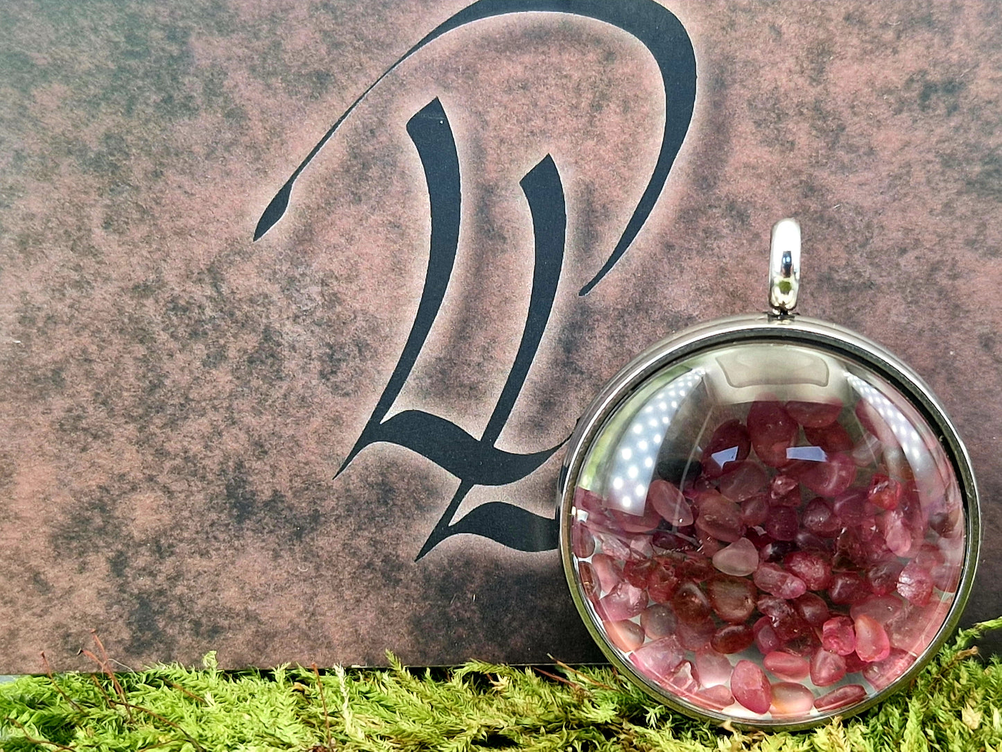 Silberfarbener Edelstahl/Glas Anhänger mit Lupeneffekt, 3cm Durchmesser, Nr.129, gefüllt mit Spinell Rohsteinen, von Hand individualisiert, Kette im Lieferumfang enthalten