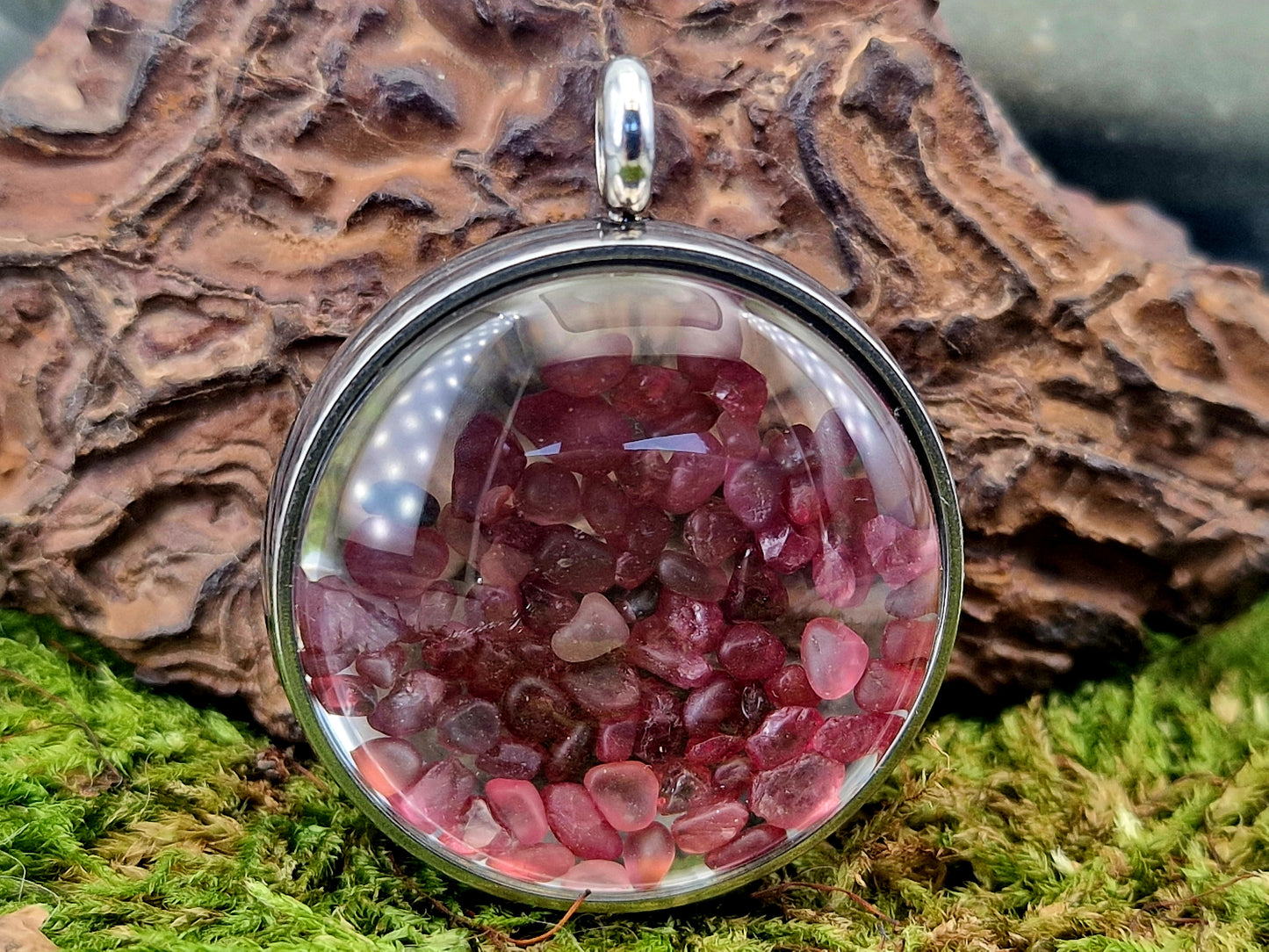 Silberfarbener Edelstahl/Glas Anhänger mit Lupeneffekt, 3cm Durchmesser, Nr.129, gefüllt mit Spinell Rohsteinen, von Hand individualisiert, Kette im Lieferumfang enthalten