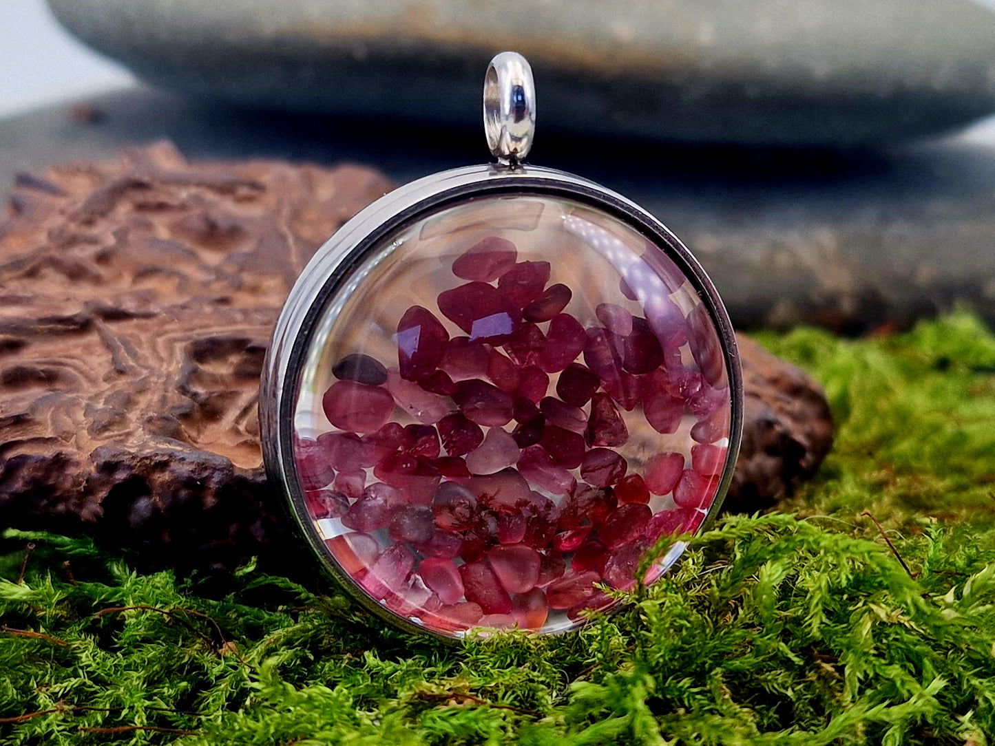 Silberfarbener Edelstahl/Glas Anhänger mit Lupeneffekt, 3cm Durchmesser, Nr.129, gefüllt mit Spinell Rohsteinen, von Hand individualisiert, Kette im Lieferumfang enthalten