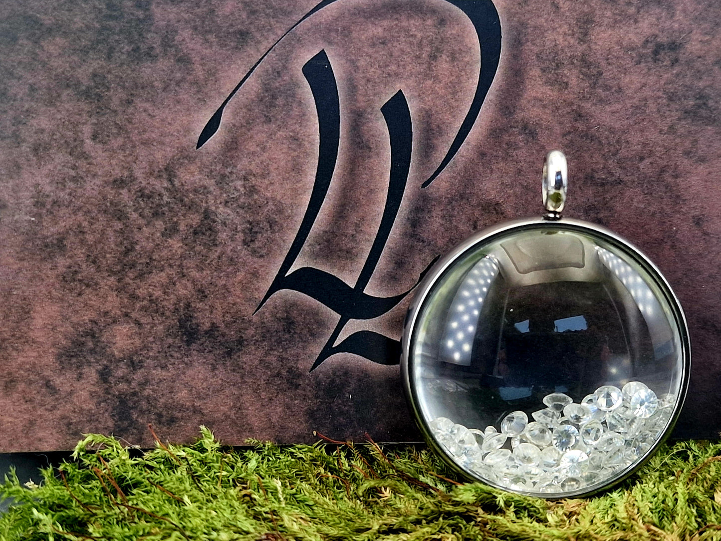Silberfarbener Edelstahl/Glas Anhänger mit Lupeneffekt, gefüllt mit facettierten Topas, 3cm Durchmesser, Nr. 130, von Hand individualisiert, Kette im Lieferumfang enthalten