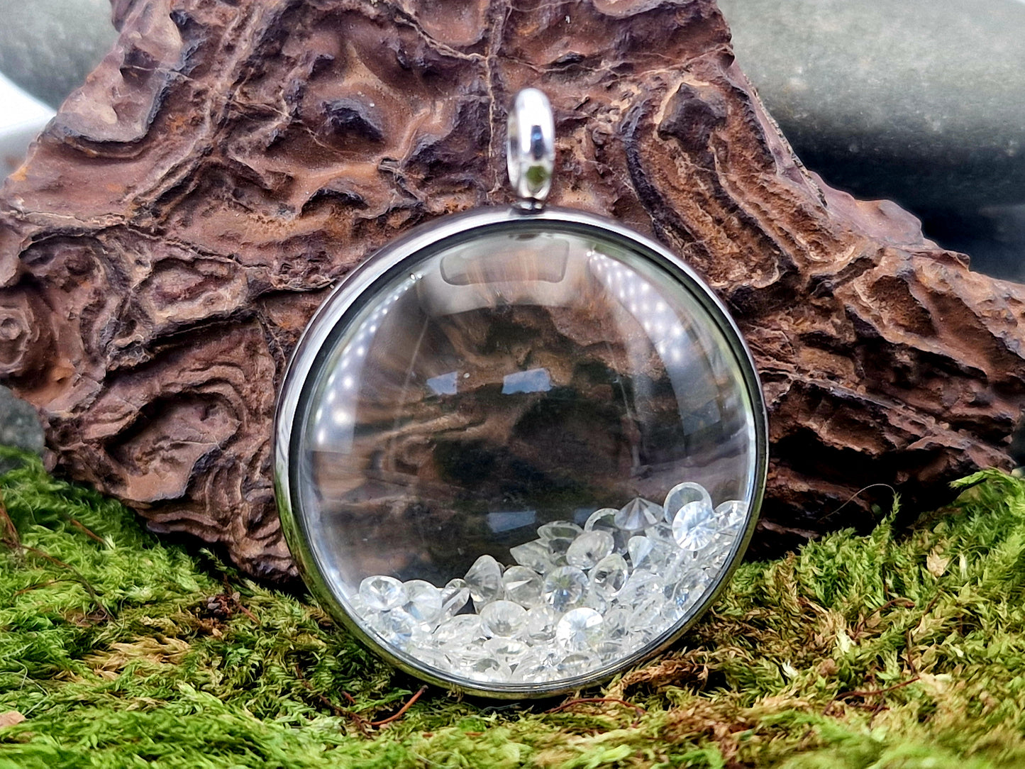 Silberfarbener Edelstahl/Glas Anhänger mit Lupeneffekt, gefüllt mit facettierten Topas, 3cm Durchmesser, Nr. 130, von Hand individualisiert, Kette im Lieferumfang enthalten