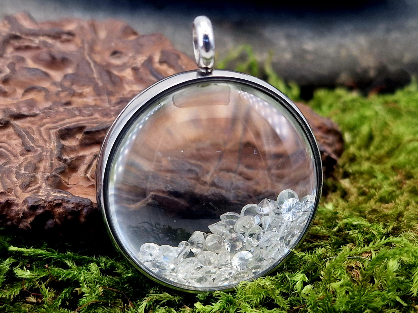 Silberfarbener Edelstahl/Glas Anhänger mit Lupeneffekt, gefüllt mit facettierten Topas, 3cm Durchmesser, Nr. 130, von Hand individualisiert, Kette im Lieferumfang enthalten