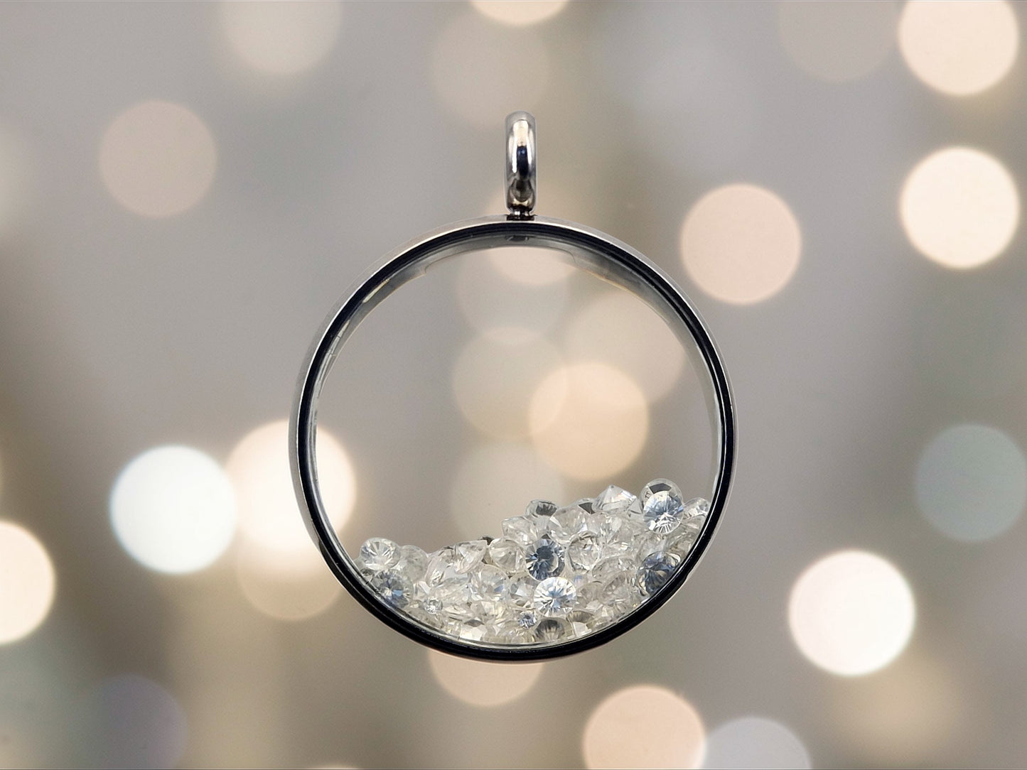 Silberfarbener Edelstahl/Glas Anhänger mit Lupeneffekt, gefüllt mit facettierten Topas, 3cm Durchmesser, Nr. 130, von Hand individualisiert, Kette im Lieferumfang enthalten