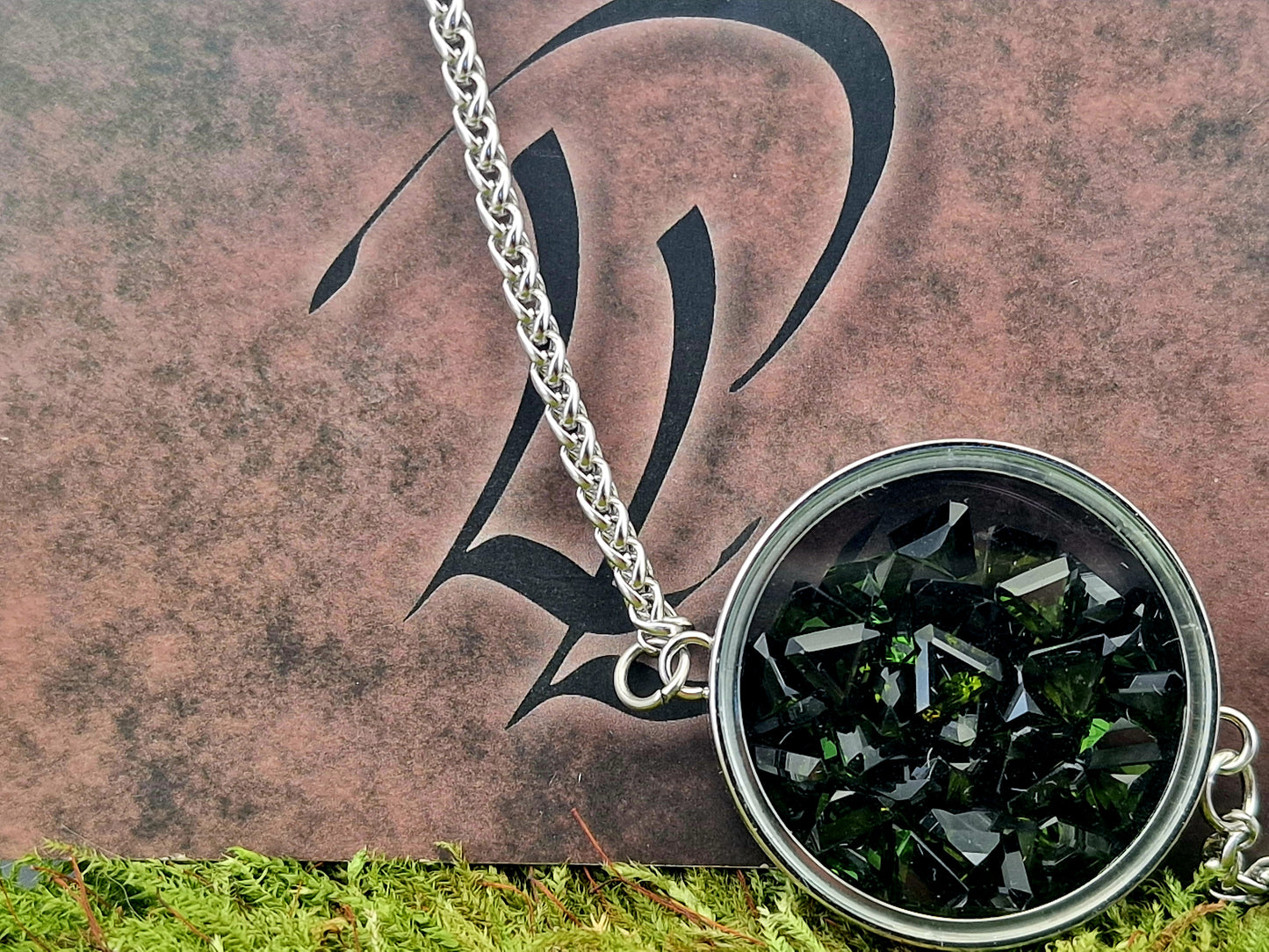 Silberfarbener Edelstahl/Glas Anhänger, gefüllt mit grünen Turmalinen, beidseitig tragbar, 3cm Durchmesser, von Hand individualisiert, Nr.131