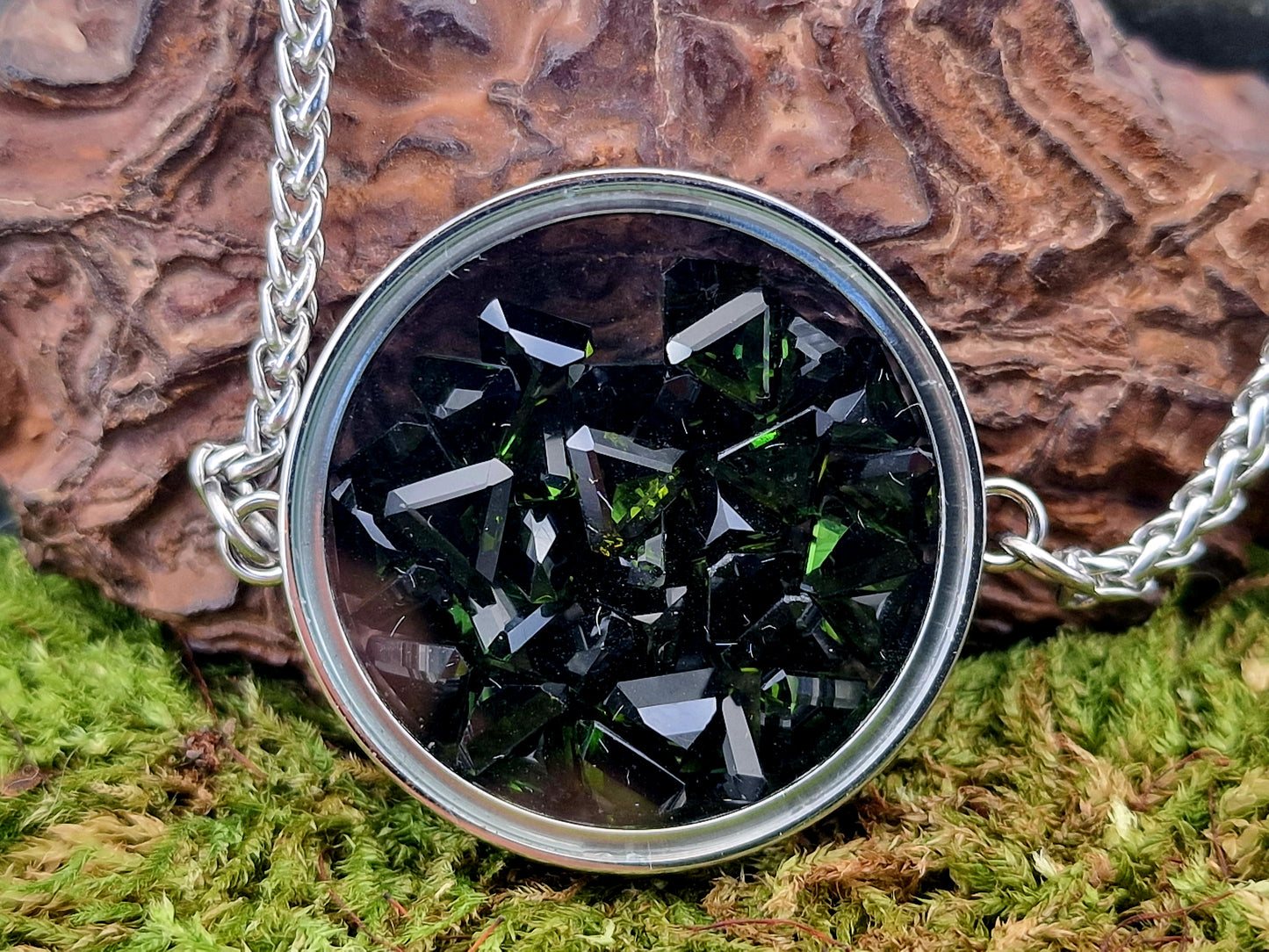 Silberfarbener Edelstahl/Glas Anhänger, gefüllt mit grünen Turmalinen, beidseitig tragbar, 3cm Durchmesser, von Hand individualisiert, Nr.131