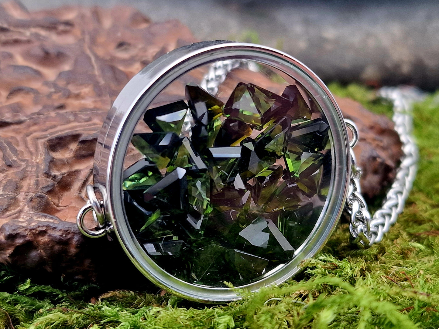 Silberfarbener Edelstahl/Glas Anhänger, gefüllt mit grünen Turmalinen, beidseitig tragbar, 3cm Durchmesser, von Hand individualisiert, Nr.131