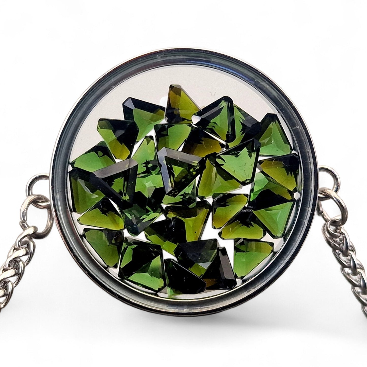 Silberfarbener Edelstahl/Glas Anhänger, gefüllt mit grünen Turmalinen, beidseitig tragbar, 3cm Durchmesser, von Hand individualisiert, Nr.131