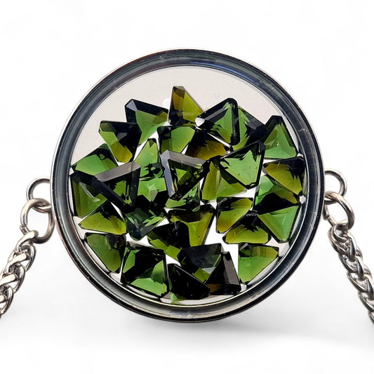 Silberfarbener Edelstahl/Glas Anhänger, gefüllt mit grünen Turmalinen, beidseitig tragbar, 3cm Durchmesser, von Hand individualisiert, Nr.131