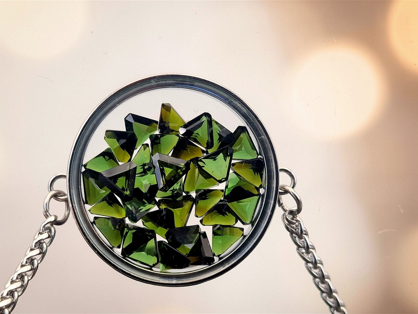Silberfarbener Edelstahl/Glas Anhänger, gefüllt mit grünen Turmalinen, beidseitig tragbar, 3cm Durchmesser, von Hand individualisiert, Nr.131