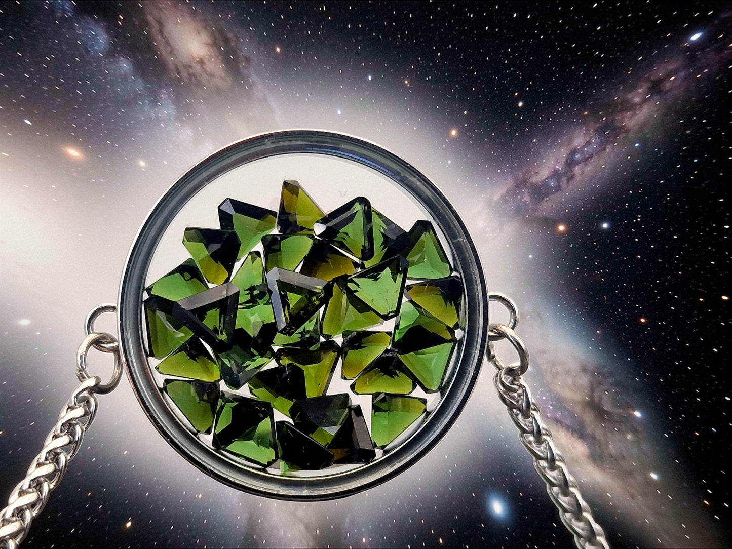 Silberfarbener Edelstahl/Glas Anhänger, gefüllt mit grünen Turmalinen, beidseitig tragbar, 3cm Durchmesser, von Hand individualisiert, Nr.131