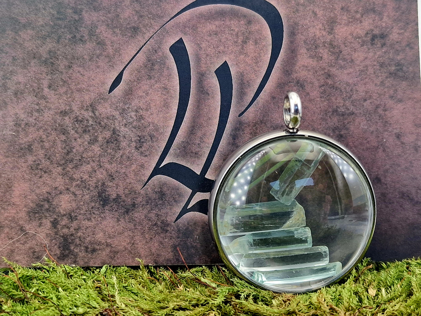 Silberfarbener Edelstahl/Glas Anhänger mit Lupeneffekt, Nr. 132, beidseitig tragbar, gefüllt mit Aquamarin Rohsteinen, 3cm Durchmesser, von Hand individualisiert, mit silberfarbener Edelstahlkette