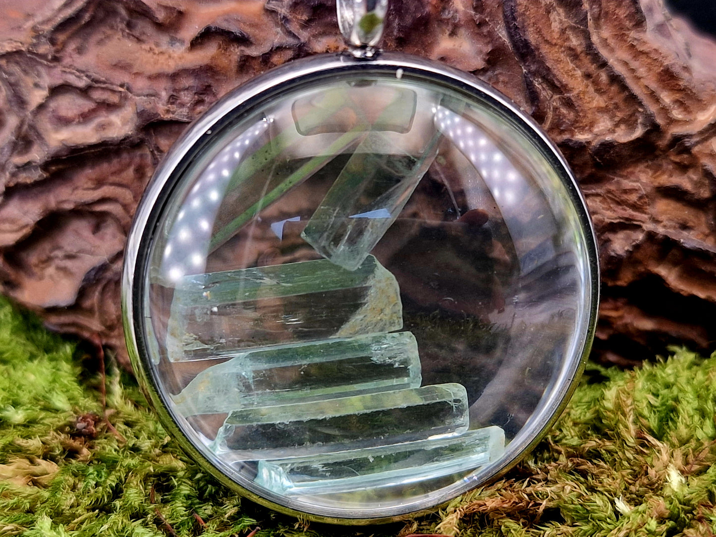 Silberfarbener Edelstahl/Glas Anhänger mit Lupeneffekt, Nr. 132, beidseitig tragbar, gefüllt mit Aquamarin Rohsteinen, 3cm Durchmesser, von Hand individualisiert, mit silberfarbener Edelstahlkette