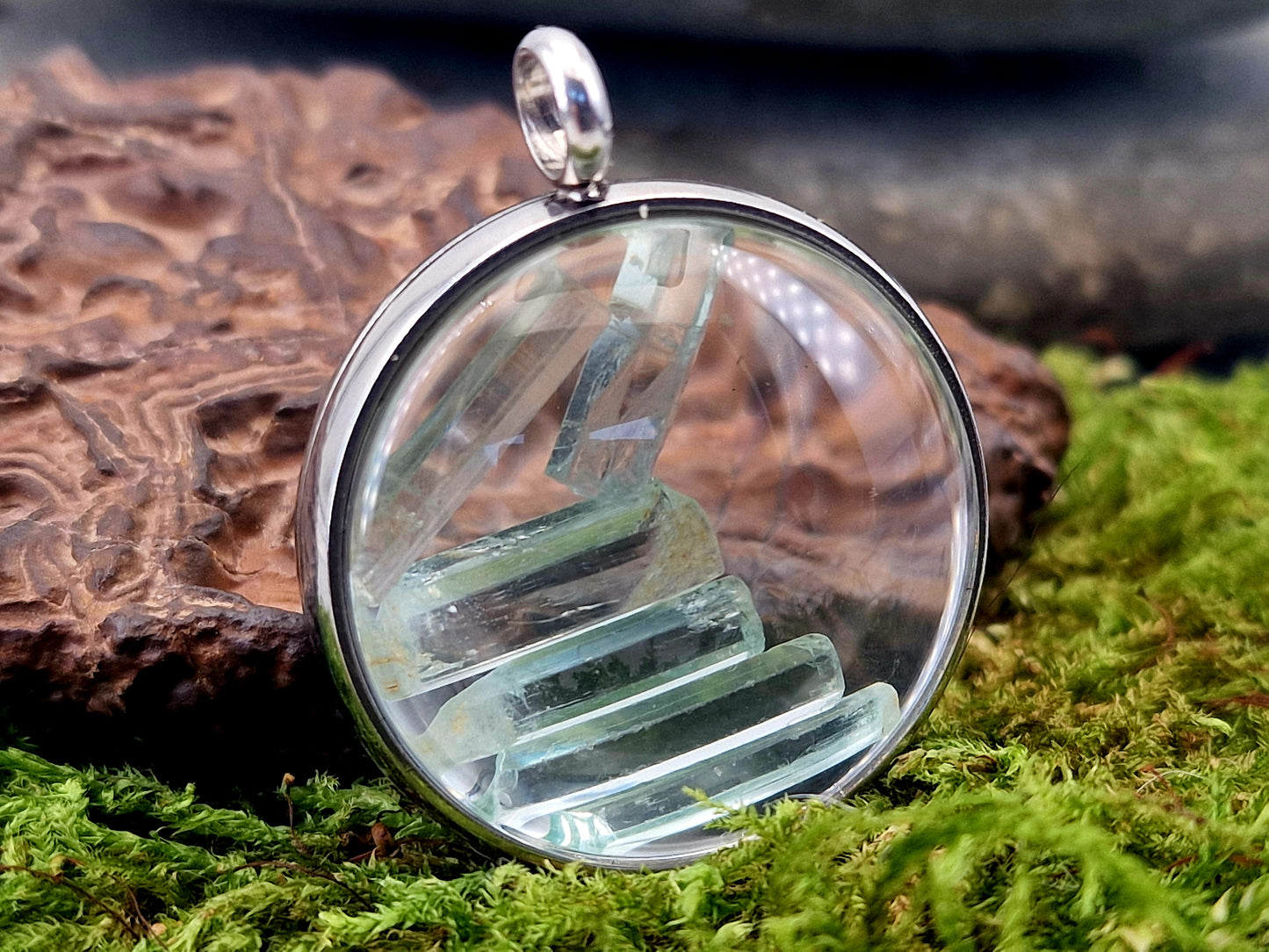 Silberfarbener Edelstahl/Glas Anhänger mit Lupeneffekt, Nr. 132, beidseitig tragbar, gefüllt mit Aquamarin Rohsteinen, 3cm Durchmesser, von Hand individualisiert, mit silberfarbener Edelstahlkette