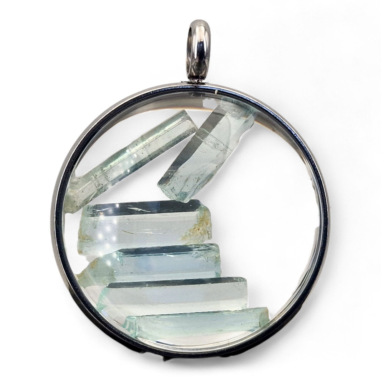 Silberfarbener Edelstahl/Glas Anhänger mit Lupeneffekt, Nr. 132, beidseitig tragbar, gefüllt mit Aquamarin Rohsteinen, 3cm Durchmesser, von Hand individualisiert, mit silberfarbener Edelstahlkette