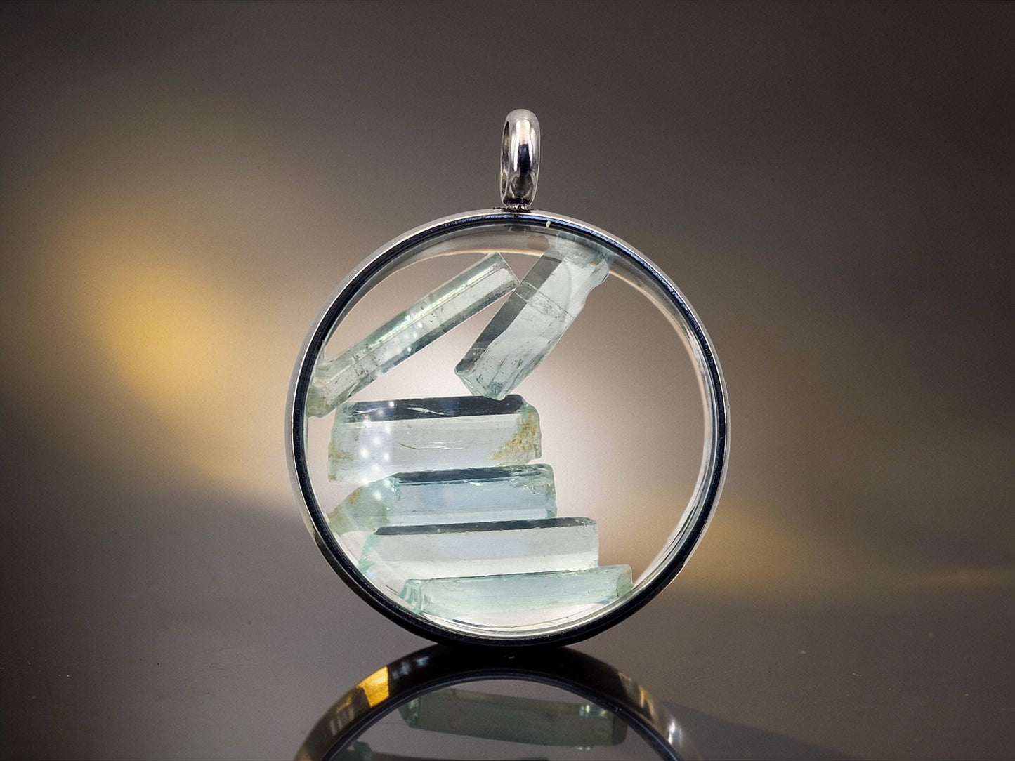 Silberfarbener Edelstahl/Glas Anhänger mit Lupeneffekt, Nr. 132, beidseitig tragbar, gefüllt mit Aquamarin Rohsteinen, 3cm Durchmesser, von Hand individualisiert, mit silberfarbener Edelstahlkette