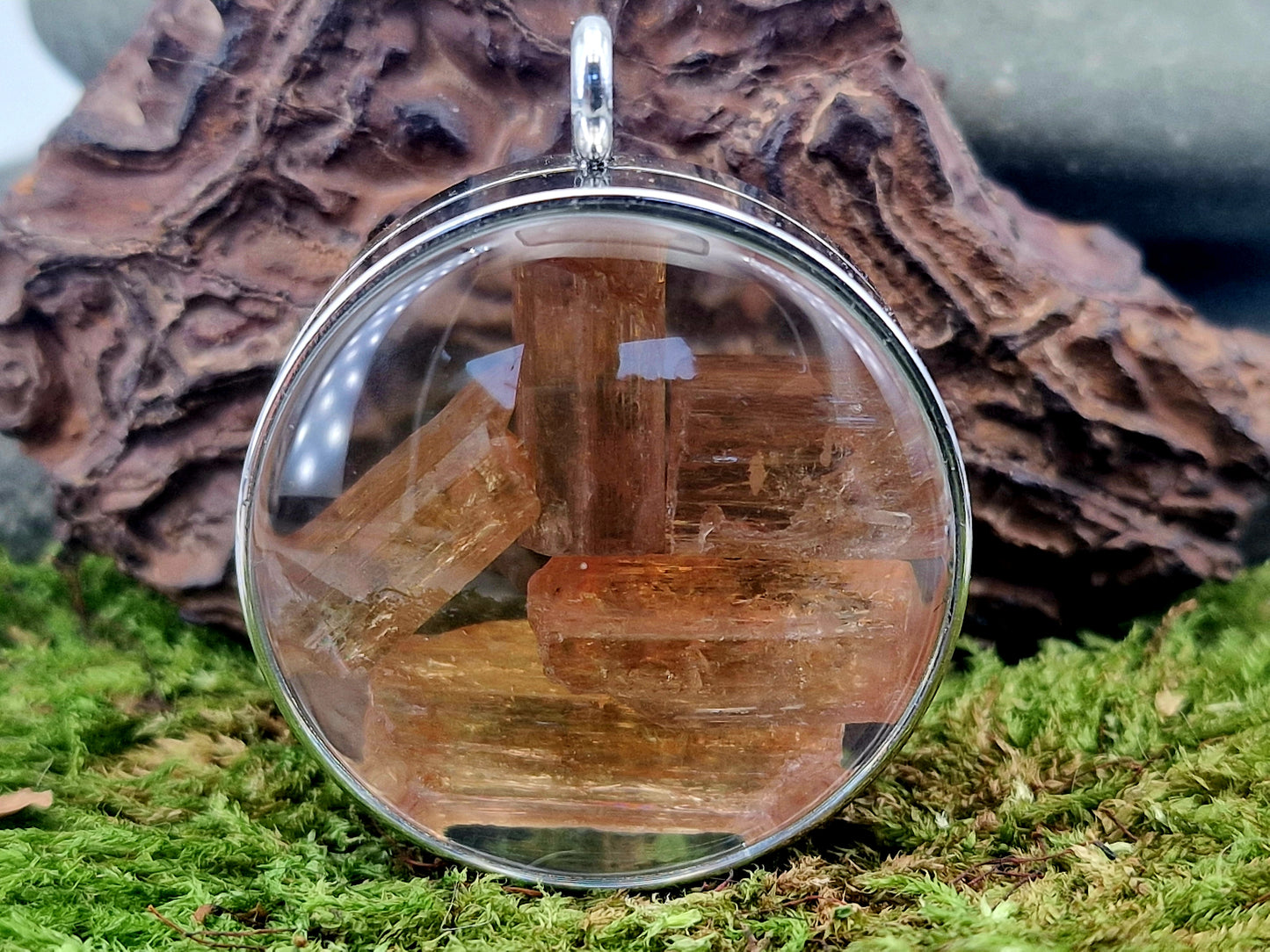 Silberfarbener Edelstahl/Glas Anhänger mit Lupeneffekt, Nr. 133, gefüllt mit Imperial Topas, 3,5cm Durchmesser, von Hand individualisiert, Edelstahlkette im Lieferumfang enthalten