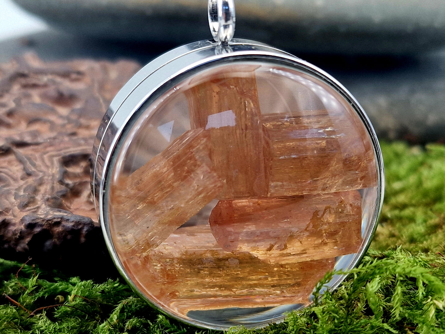 Silberfarbener Edelstahl/Glas Anhänger mit Lupeneffekt, Nr. 133, gefüllt mit Imperial Topas, 3,5cm Durchmesser, von Hand individualisiert, Edelstahlkette im Lieferumfang enthalten