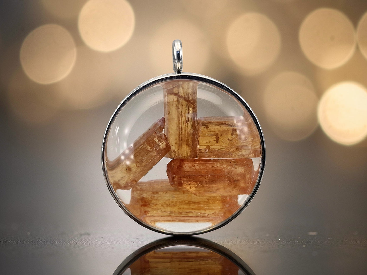 Silberfarbener Edelstahl/Glas Anhänger mit Lupeneffekt, Nr. 133, gefüllt mit Imperial Topas, 3,5cm Durchmesser, von Hand individualisiert, Edelstahlkette im Lieferumfang enthalten