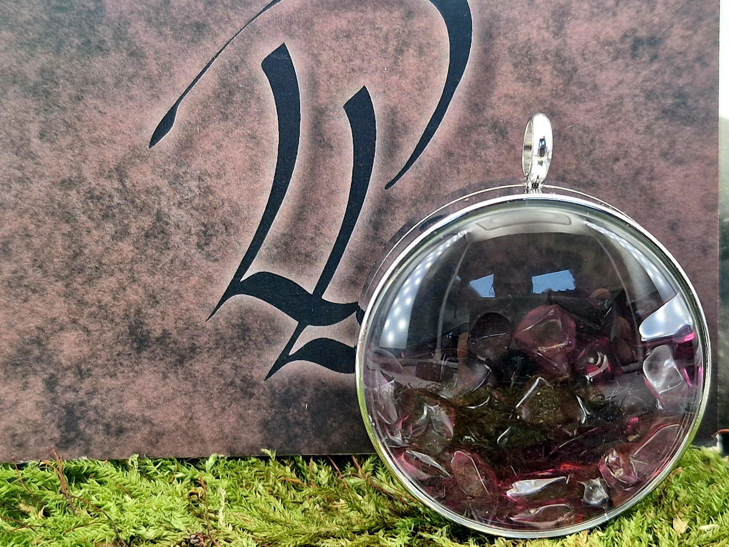 Silberfarbener Edelstahl/Glas Anhänger mit Lupeneffekt, gefüllt mit getrommeltem Granat, Nr. 134, 3,5cm Durchmesser, beidseitig tragbar, von Hand individualisiert, silberfarbene Edelstahlkette im Lieferumfang enthalten