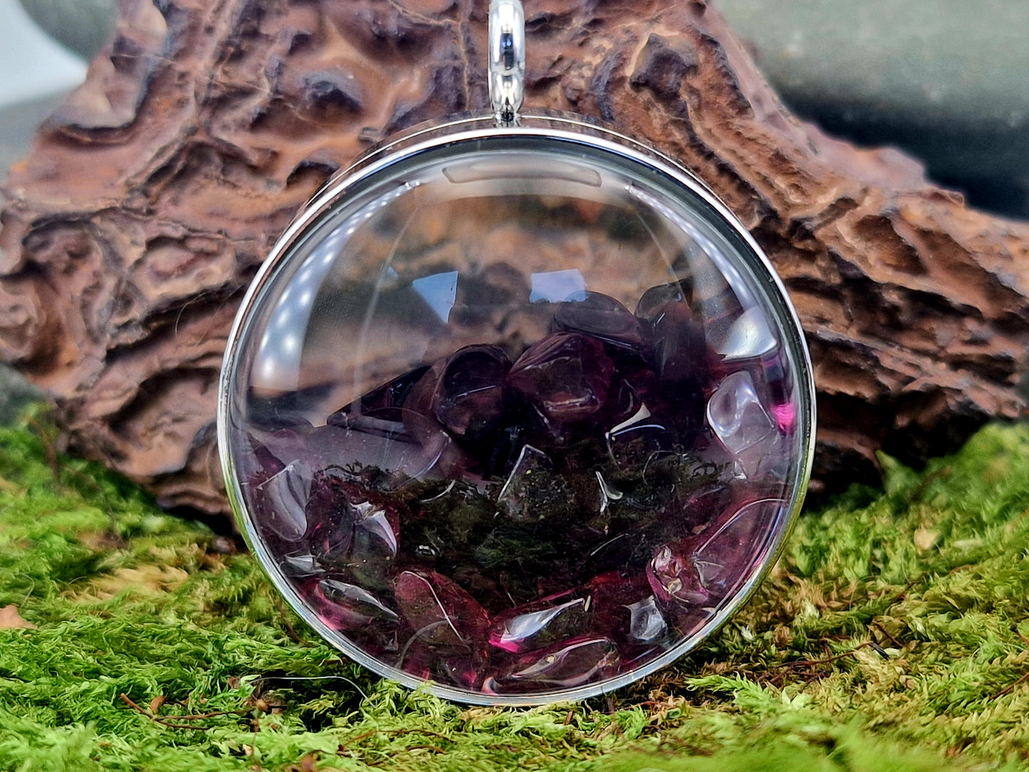 Silberfarbener Edelstahl/Glas Anhänger mit Lupeneffekt, gefüllt mit getrommeltem Granat, Nr. 134, 3,5cm Durchmesser, beidseitig tragbar, von Hand individualisiert, silberfarbene Edelstahlkette im Lieferumfang enthalten