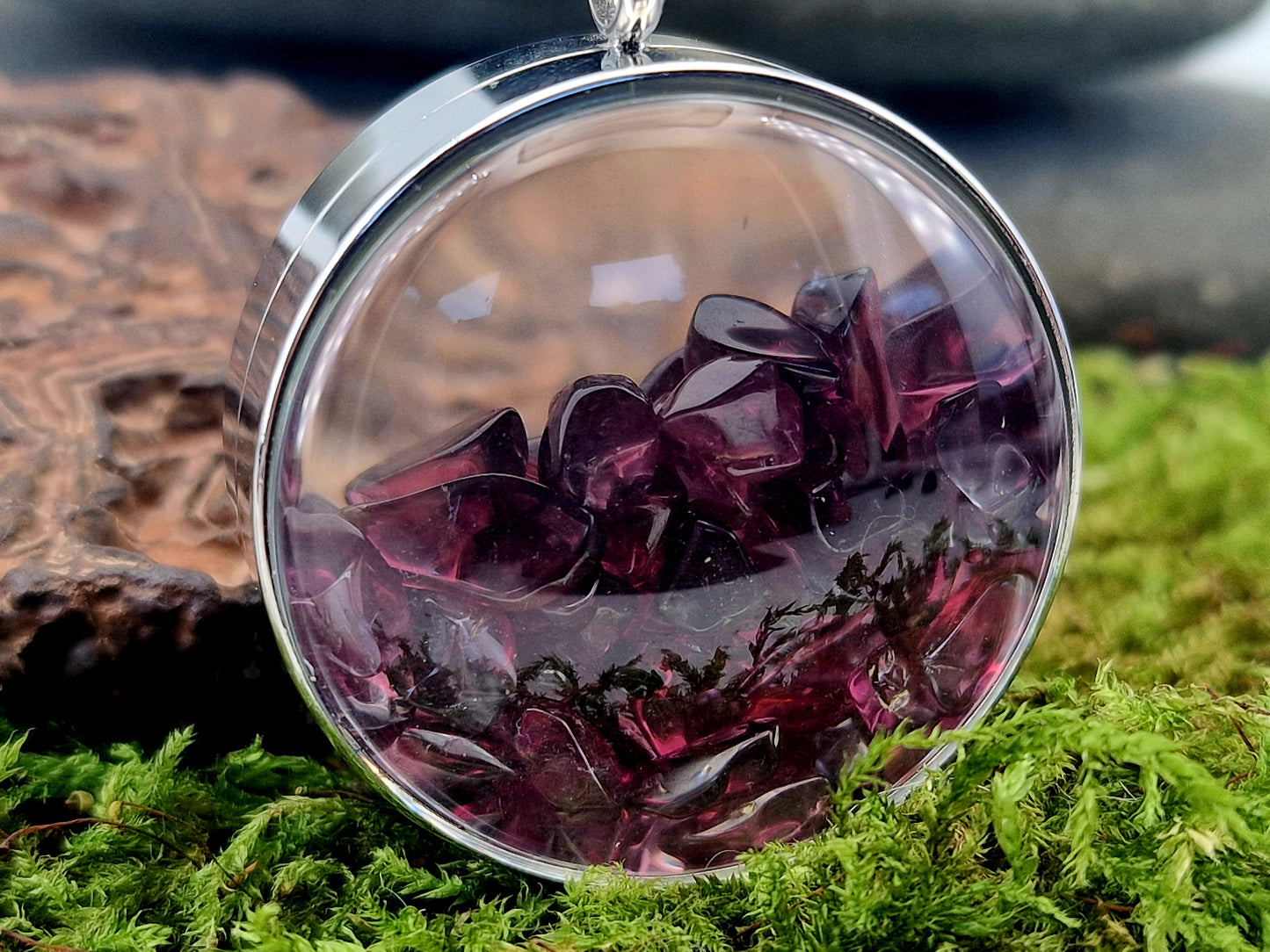Silberfarbener Edelstahl/Glas Anhänger mit Lupeneffekt, gefüllt mit getrommeltem Granat, Nr. 134, 3,5cm Durchmesser, beidseitig tragbar, von Hand individualisiert, silberfarbene Edelstahlkette im Lieferumfang enthalten