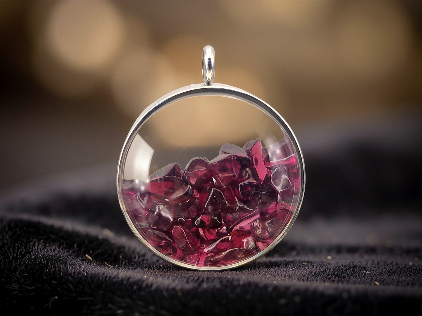 Silberfarbener Edelstahl/Glas Anhänger mit Lupeneffekt, gefüllt mit getrommeltem Granat, Nr. 134, 3,5cm Durchmesser, beidseitig tragbar, von Hand individualisiert, silberfarbene Edelstahlkette im Lieferumfang enthalten