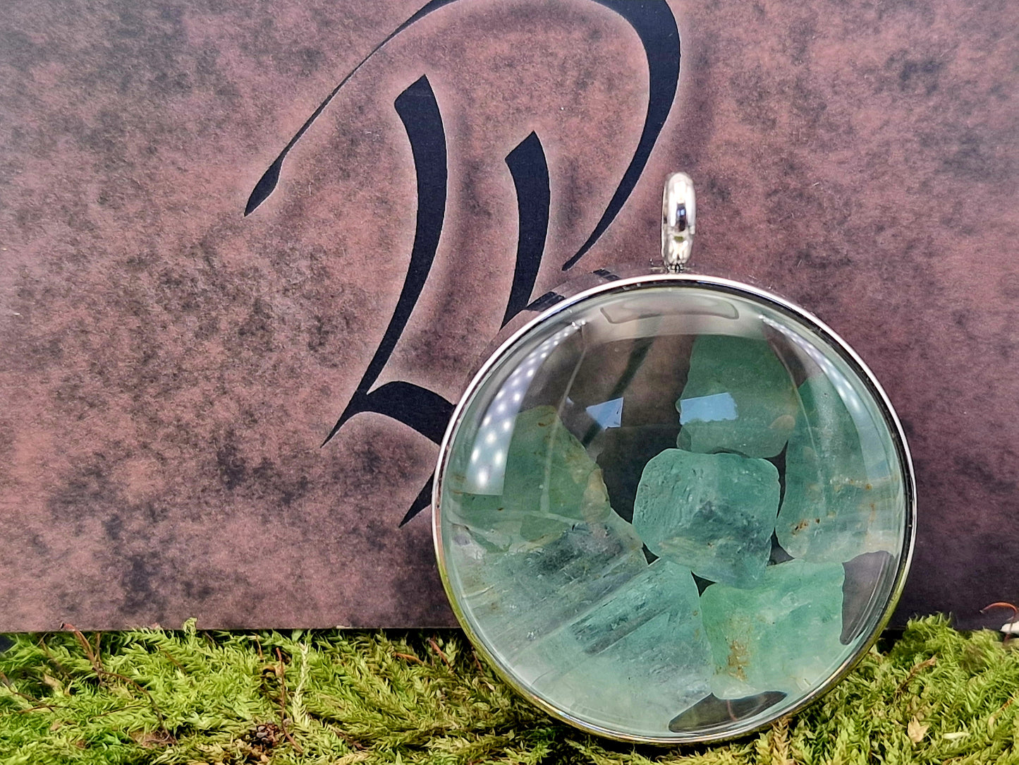 Silberfarbener Edelstahl/Glas Anhänger mit Lupeneffekt, Nr. 135, gefüllt mit grün-blauem Smaragd Rohsteinen, von Hand individualisiert, beidseitig tragbar, Edelstahlkette im Lieferumfang enthalten