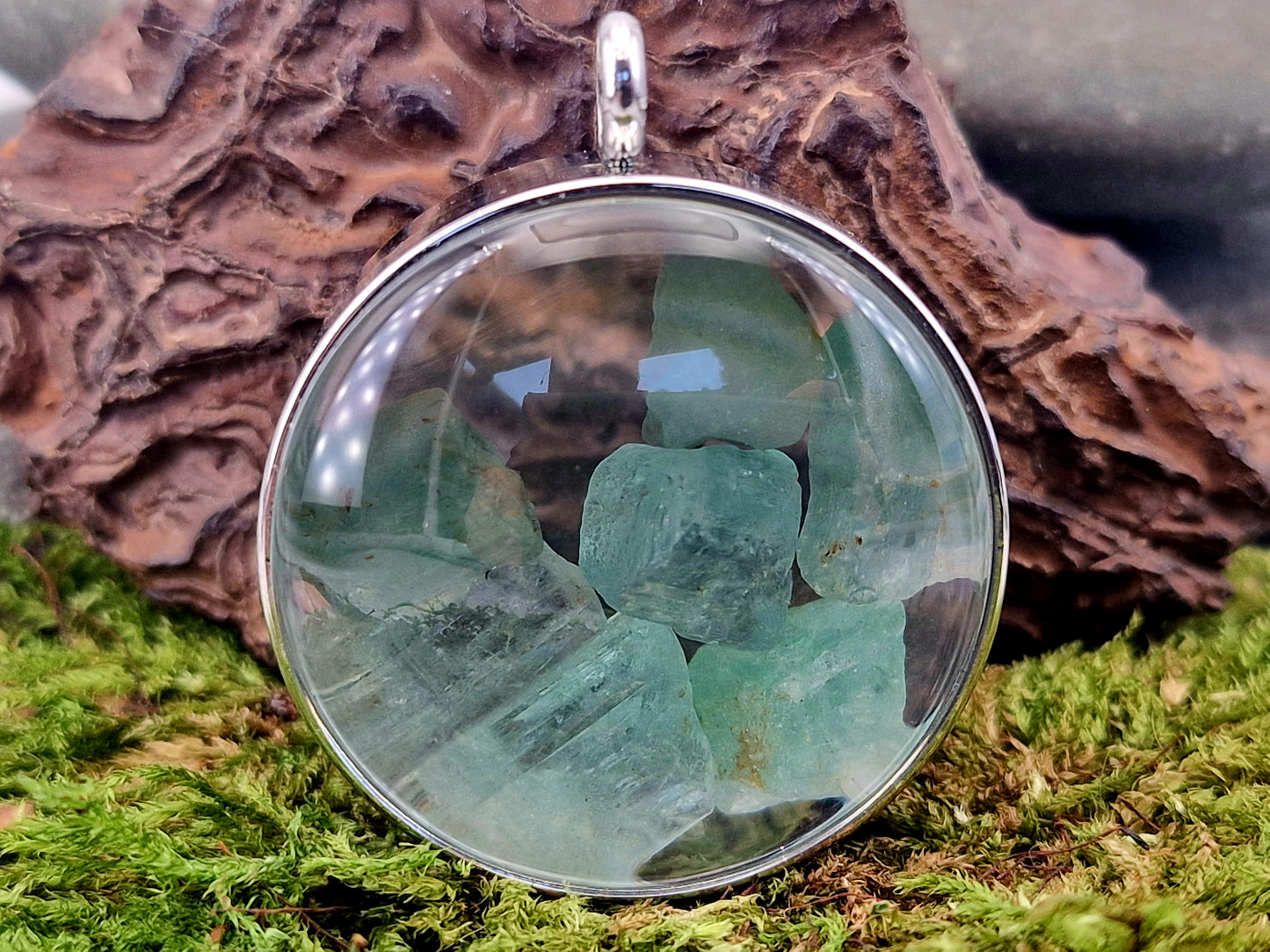 Silberfarbener Edelstahl/Glas Anhänger mit Lupeneffekt, Nr. 135, gefüllt mit grün-blauem Smaragd Rohsteinen, von Hand individualisiert, beidseitig tragbar, Edelstahlkette im Lieferumfang enthalten