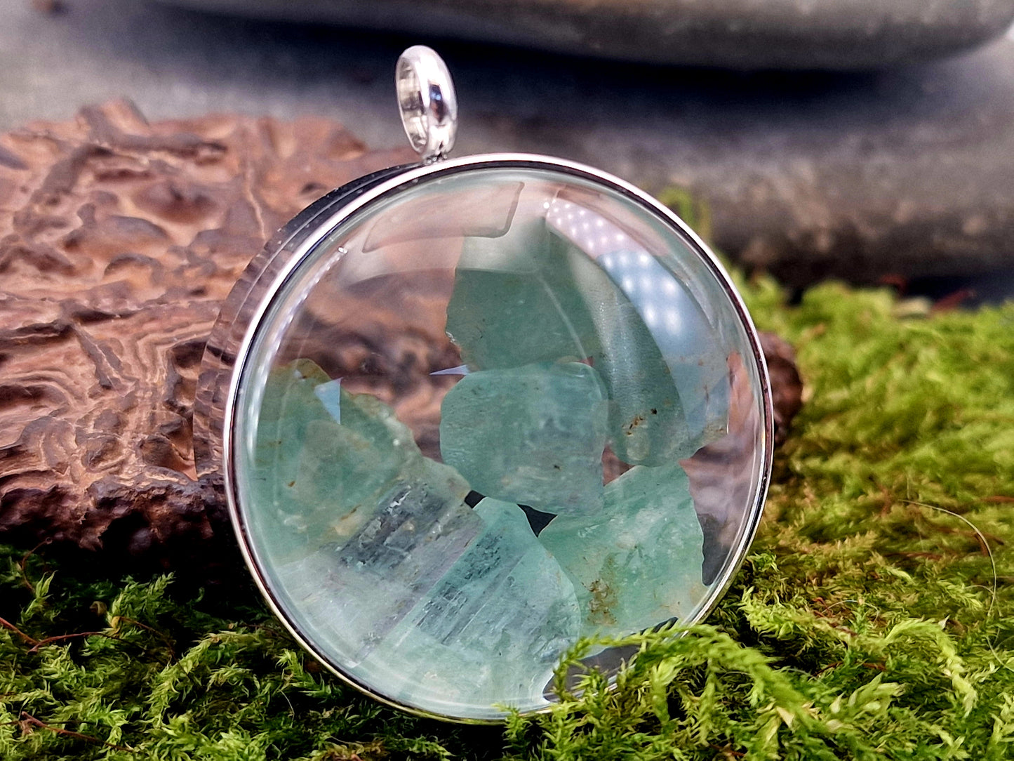 Silberfarbener Edelstahl/Glas Anhänger mit Lupeneffekt, Nr. 135, gefüllt mit grün-blauem Smaragd Rohsteinen, von Hand individualisiert, beidseitig tragbar, Edelstahlkette im Lieferumfang enthalten