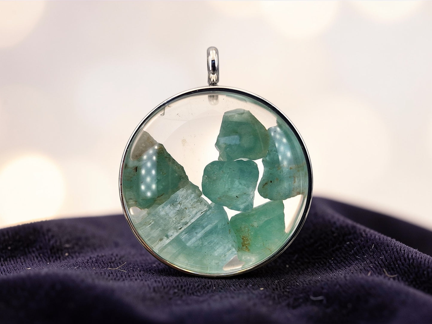 Silberfarbener Edelstahl/Glas Anhänger mit Lupeneffekt, Nr. 135, gefüllt mit grün-blauem Smaragd Rohsteinen, von Hand individualisiert, beidseitig tragbar, Edelstahlkette im Lieferumfang enthalten
