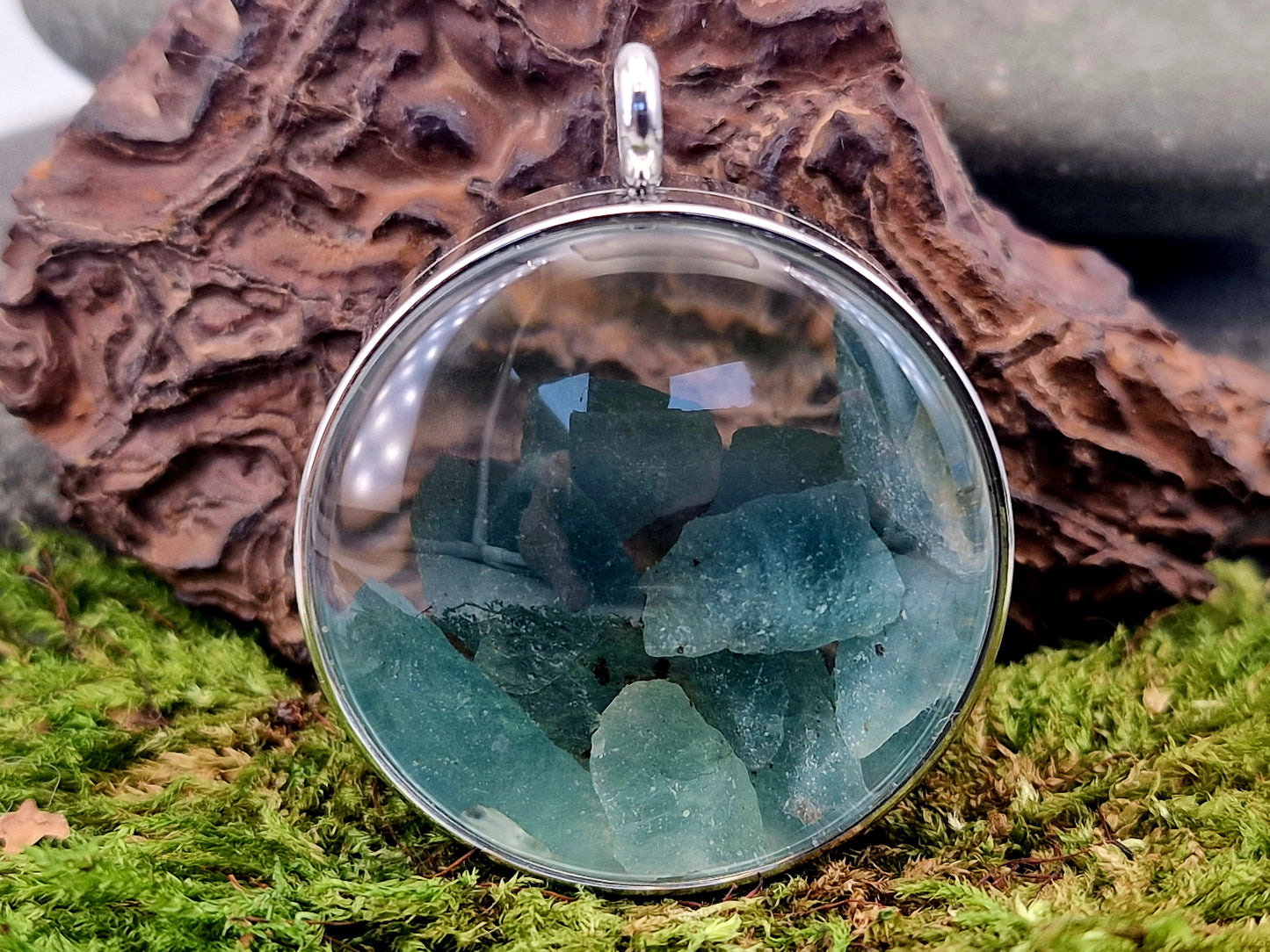 Silberfarbener Edelstahl/Glas Anhänger mit Lupeneffekt, gefüllt mit blauem Afganit Rohsteinen, 3,5cm Durchmesser, beidseitig tragbar, Nr. 136, von Hand individualisiert, unter UV Licht orange leuchtend, Edelstahlkette im Lieferumfang enthalten