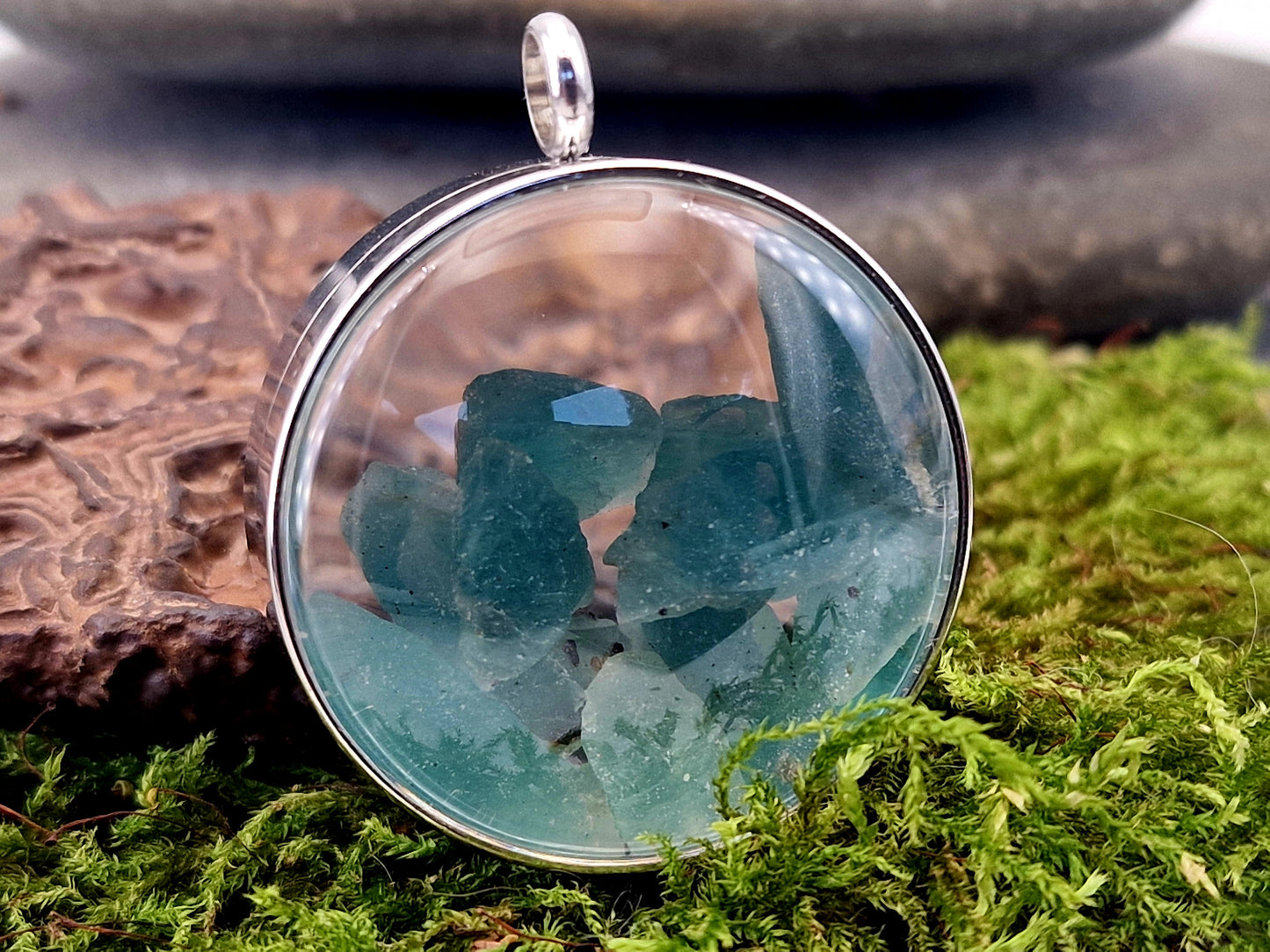 Silberfarbener Edelstahl/Glas Anhänger mit Lupeneffekt, gefüllt mit blauem Afganit Rohsteinen, 3,5cm Durchmesser, beidseitig tragbar, Nr. 136, von Hand individualisiert, unter UV Licht orange leuchtend, Edelstahlkette im Lieferumfang enthalten