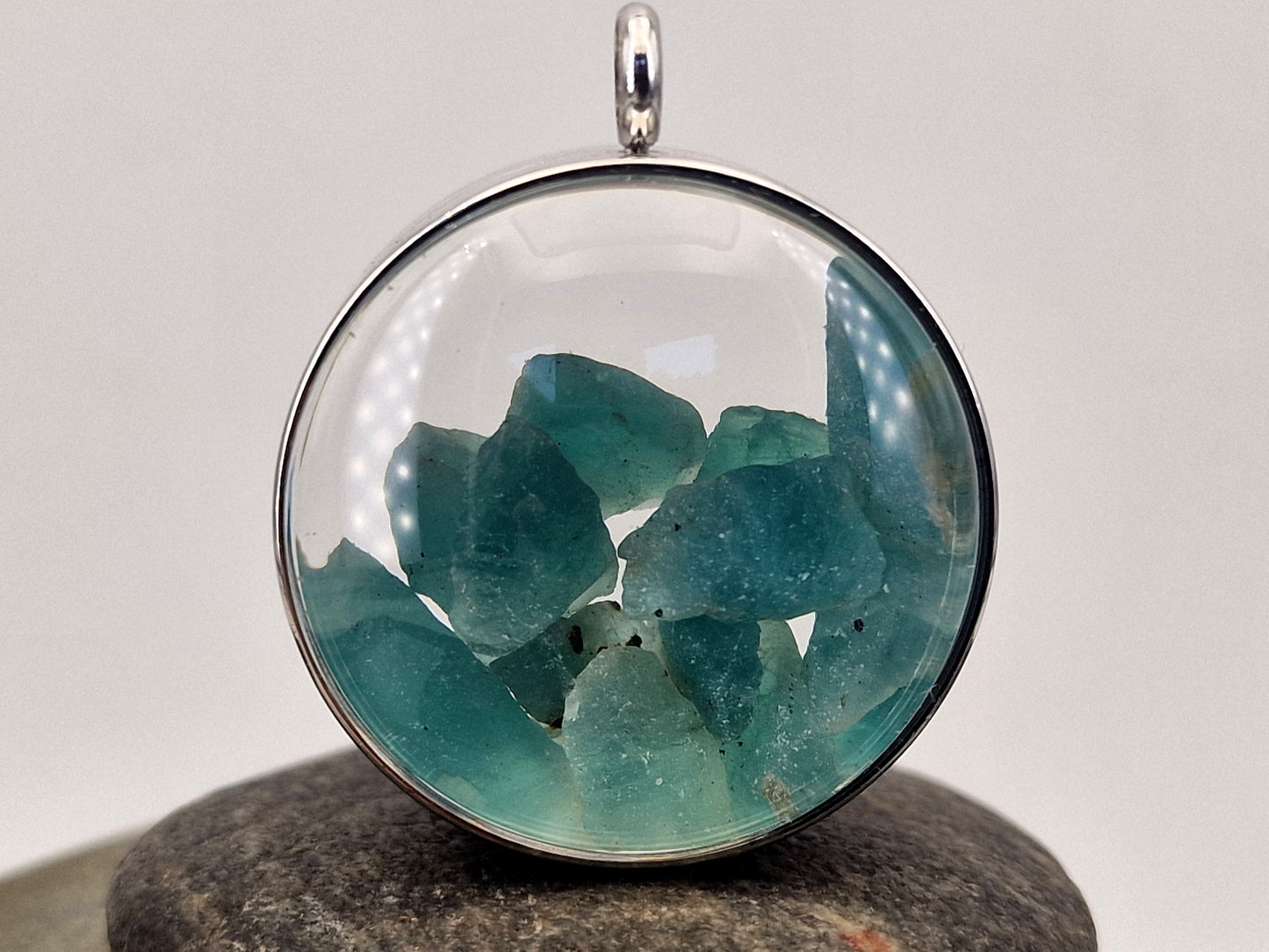 Silberfarbener Edelstahl/Glas Anhänger mit Lupeneffekt, gefüllt mit blauem Afganit Rohsteinen, 3,5cm Durchmesser, beidseitig tragbar, Nr. 136, von Hand individualisiert, unter UV Licht orange leuchtend, Edelstahlkette im Lieferumfang enthalten