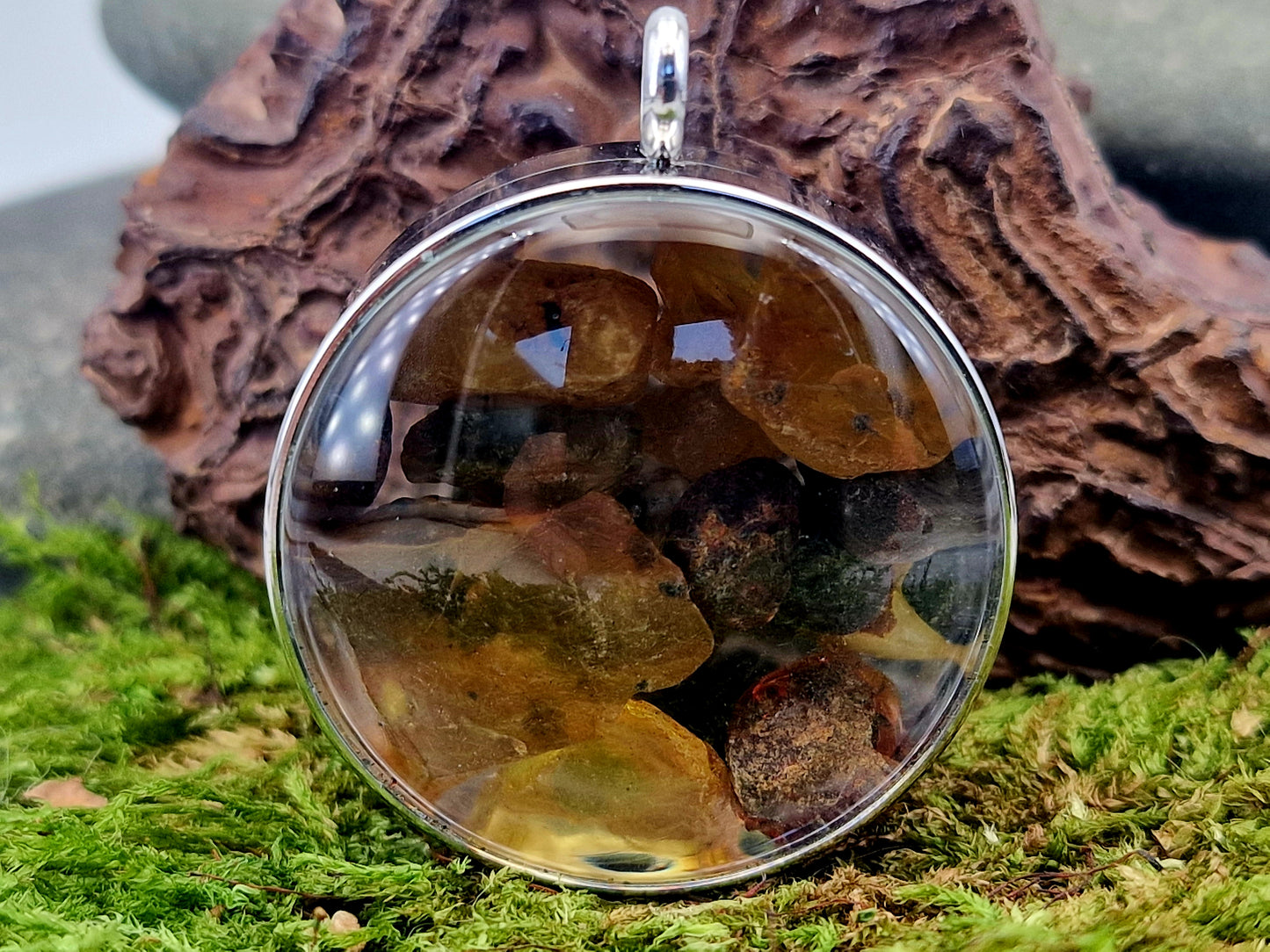 Silberfarbener Edelstahl/Glas Anhänger mit Lupeneffekt, Nr. 137, beidseitig tragbar, gefüllt mit Nordsee Bernsteinen, 3,5cm Durchmesser, von Hand individualisiert, im Lieferumfang ist eine Edelstahlkette enthalten