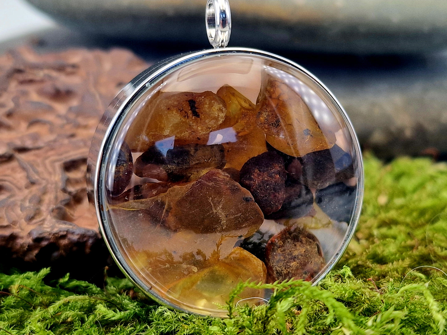 Silberfarbener Edelstahl/Glas Anhänger mit Lupeneffekt, Nr. 137, beidseitig tragbar, gefüllt mit Nordsee Bernsteinen, 3,5cm Durchmesser, von Hand individualisiert, im Lieferumfang ist eine Edelstahlkette enthalten