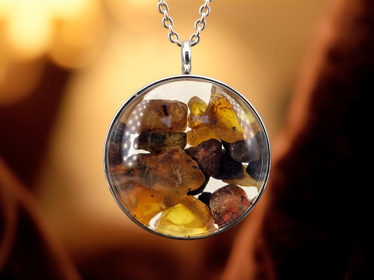 Silberfarbener Edelstahl/Glas Anhänger mit Lupeneffekt, Nr. 137, beidseitig tragbar, gefüllt mit Nordsee Bernsteinen, 3,5cm Durchmesser, von Hand individualisiert, im Lieferumfang ist eine Edelstahlkette enthalten