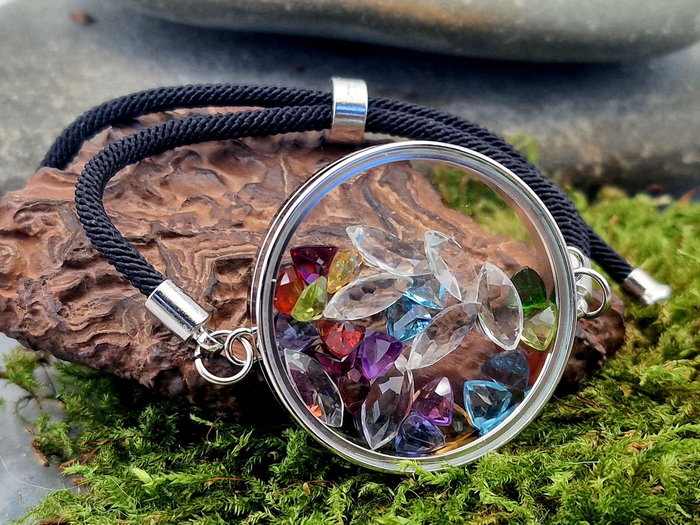 Edelstahl Armband silberfarben mit verschiedenen facettierten Edelsteinen, Durchmesser 3,5cm, von Hand individualisiert, Nr. 138