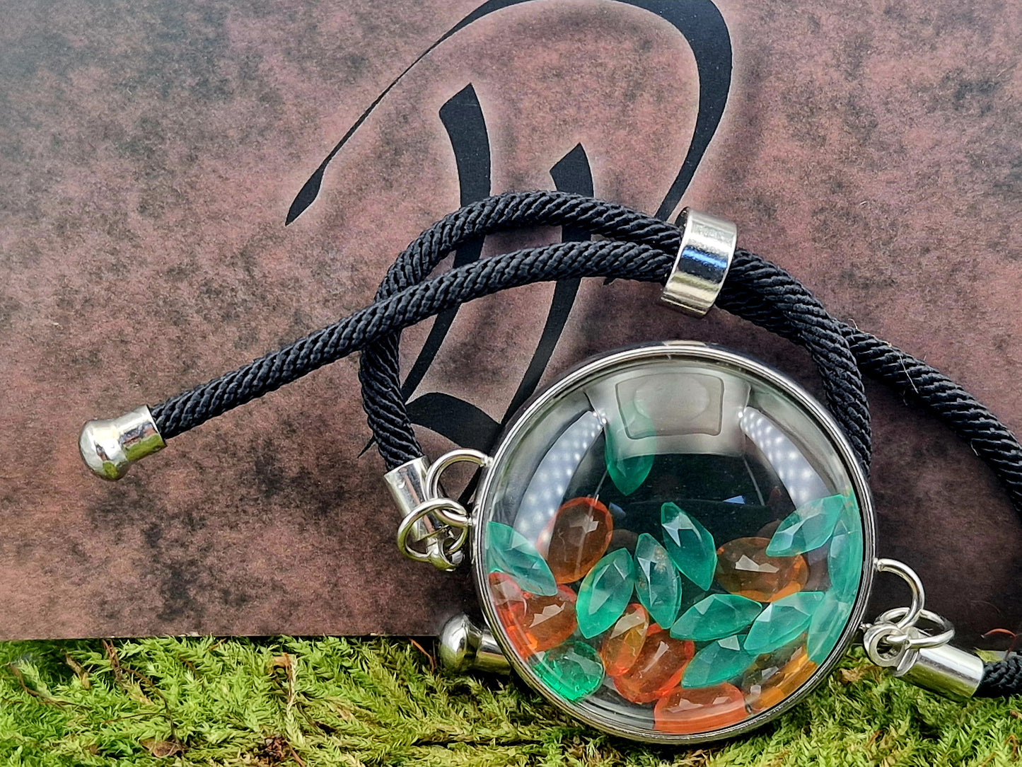 Edelstahl Armband silberfarbend, Glas Anhänger mit Lupeneffekt, gefüllt mit Feueropal und facettiertem Grünquarz, 3cm Durchmesser, Nr.140, von Hand individualisiert, bis 22 cm Umfang