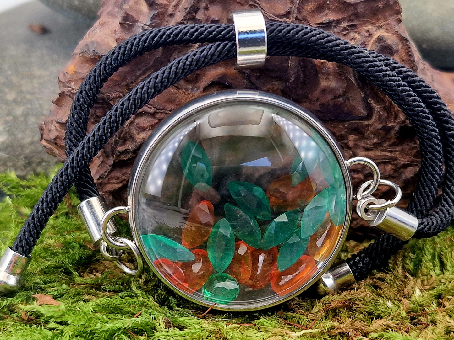 Edelstahl Armband silberfarbend, Glas Anhänger mit Lupeneffekt, gefüllt mit Feueropal und facettiertem Grünquarz, 3cm Durchmesser, Nr.140, von Hand individualisiert, bis 22 cm Umfang