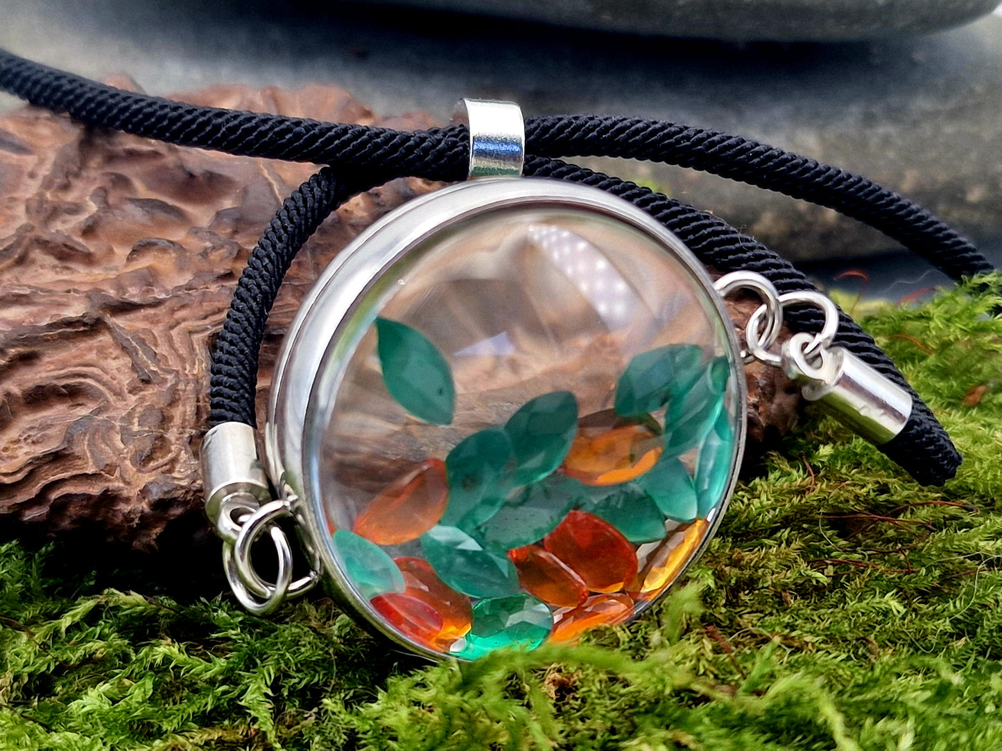 Edelstahl Armband silberfarbend, Glas Anhänger mit Lupeneffekt, gefüllt mit Feueropal und facettiertem Grünquarz, 3cm Durchmesser, Nr.140, von Hand individualisiert, bis 22 cm Umfang