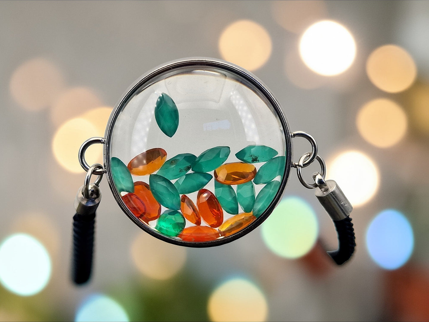 Edelstahl Armband silberfarbend, Glas Anhänger mit Lupeneffekt, gefüllt mit Feueropal und facettiertem Grünquarz, 3cm Durchmesser, Nr.140, von Hand individualisiert, bis 22 cm Umfang